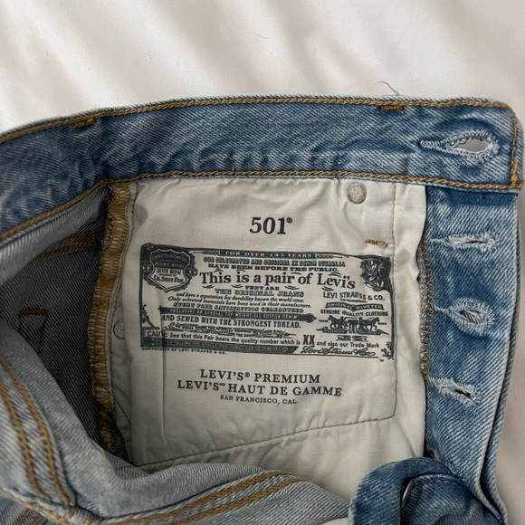 Levi’s 501 Light Blue Frayed Denim Short - Picture 9 of 10